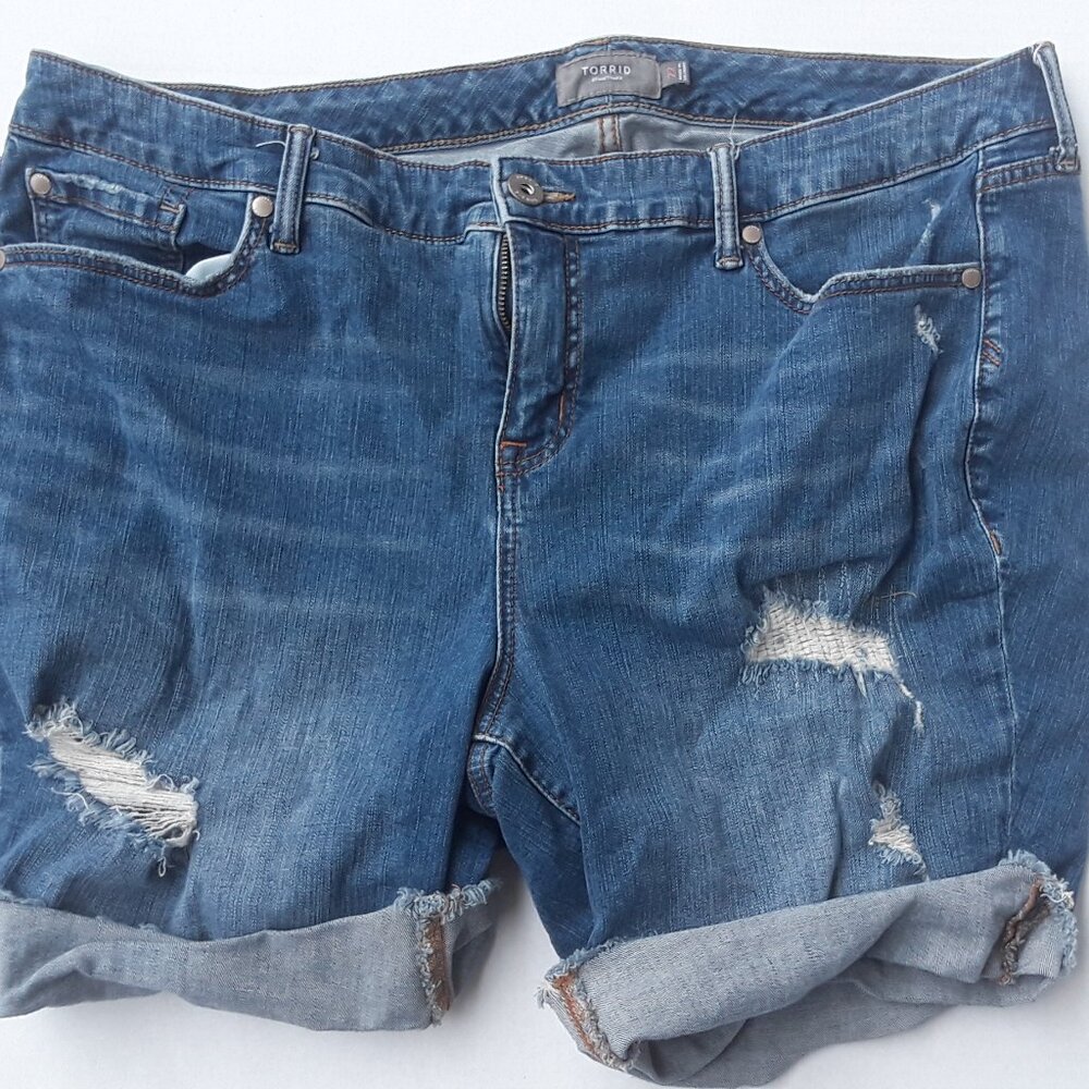 Torrid distressed denim cuffed Bermuda shorts size 22